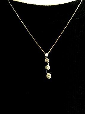 BEAUTIFUL WOMENS SILVER 3- STONE PENDANT NECKLACE